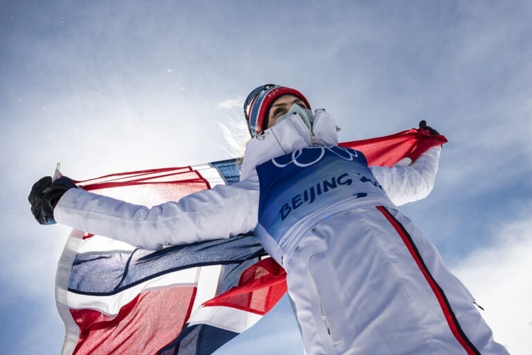 Johaugin olympiaura päättyi kultamitalipallille Pekingin päättäjäisissä – uran jatkuminen ensi kauteen ei ole varmaa