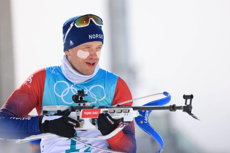 Suomen viesti penkin alle  –  Norja olympiavoittoon venäläisankkurin romahdettua ampumapaikalla