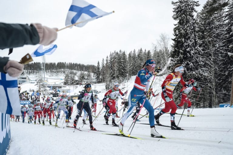 Suomen huoltojoukot kaivavat hiihtosirkuksen suurimmasta rekasta tarvittaessa esiin märkäkaluston