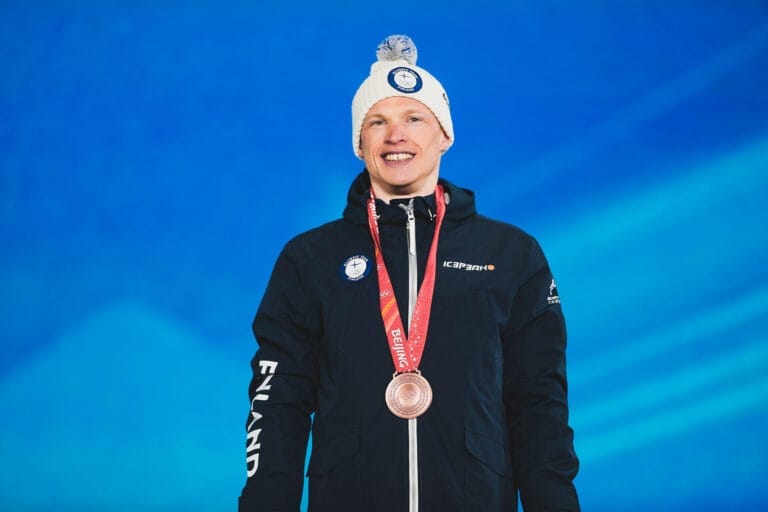Iivo Niskanen pokkasi iloisena pronssinsa