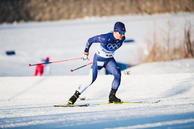 Sauvarikko murskasi Vuorisen olympiaunelmat: ”Ei olisi tarvinnut kuin hiihdellä molemmat sauvat ehjänä, ja olisin mennyt välieriin heittämällä”