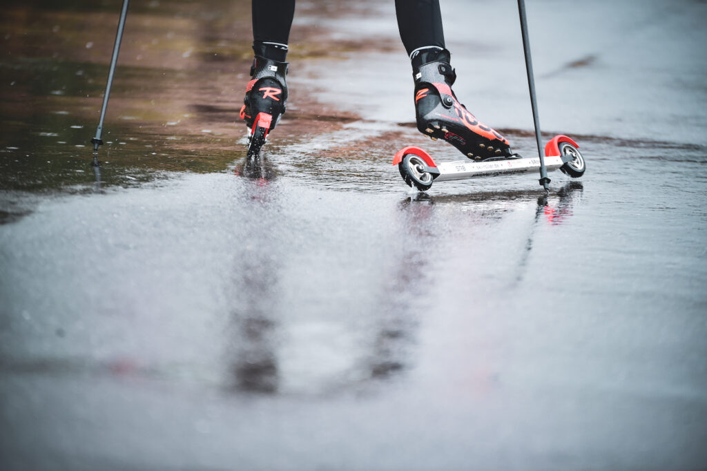 sää rullahiihtäjä sateessa