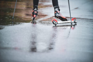 sää rullahiihtäjä sateessa