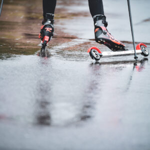 sää rullahiihtäjä sateessa